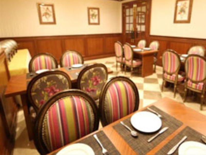 Clark International Hotel Delhi  Bagian luar foto