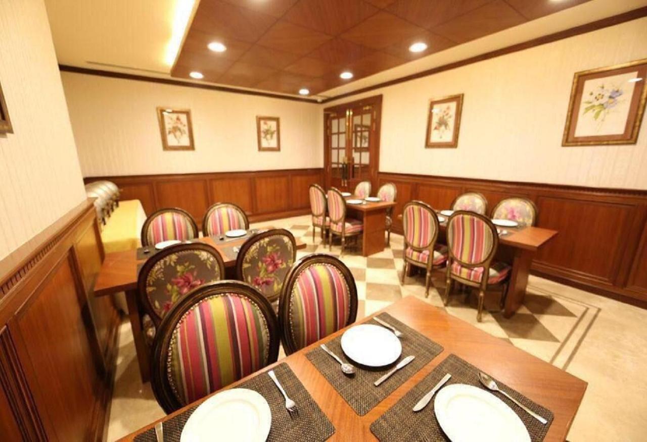 Clark International Hotel Delhi  Bagian luar foto