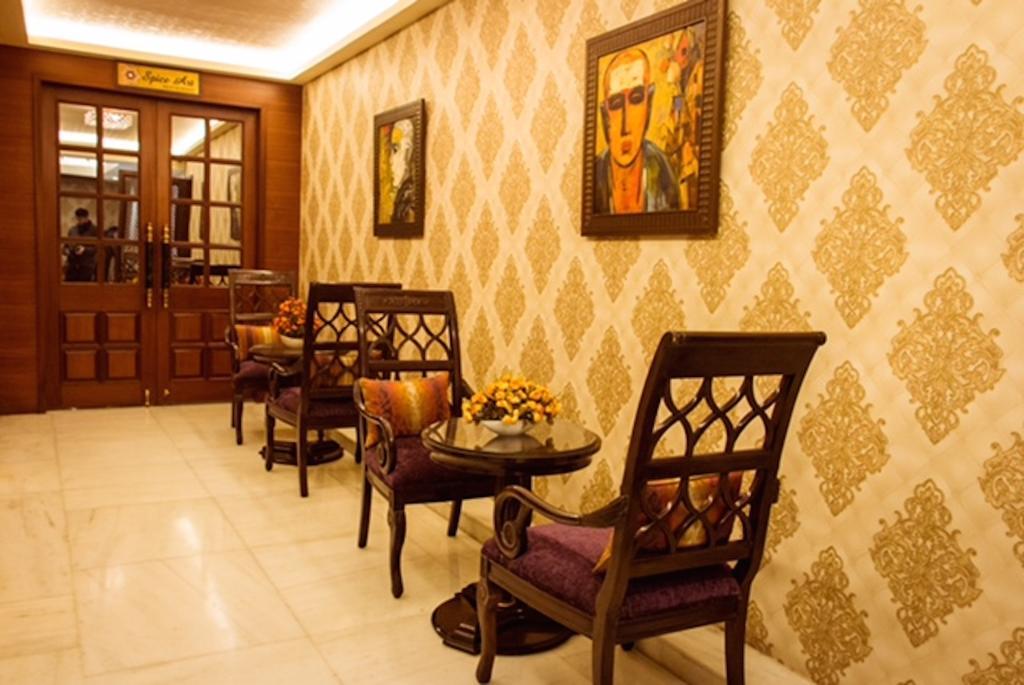 Clark International Hotel Delhi  Bagian luar foto