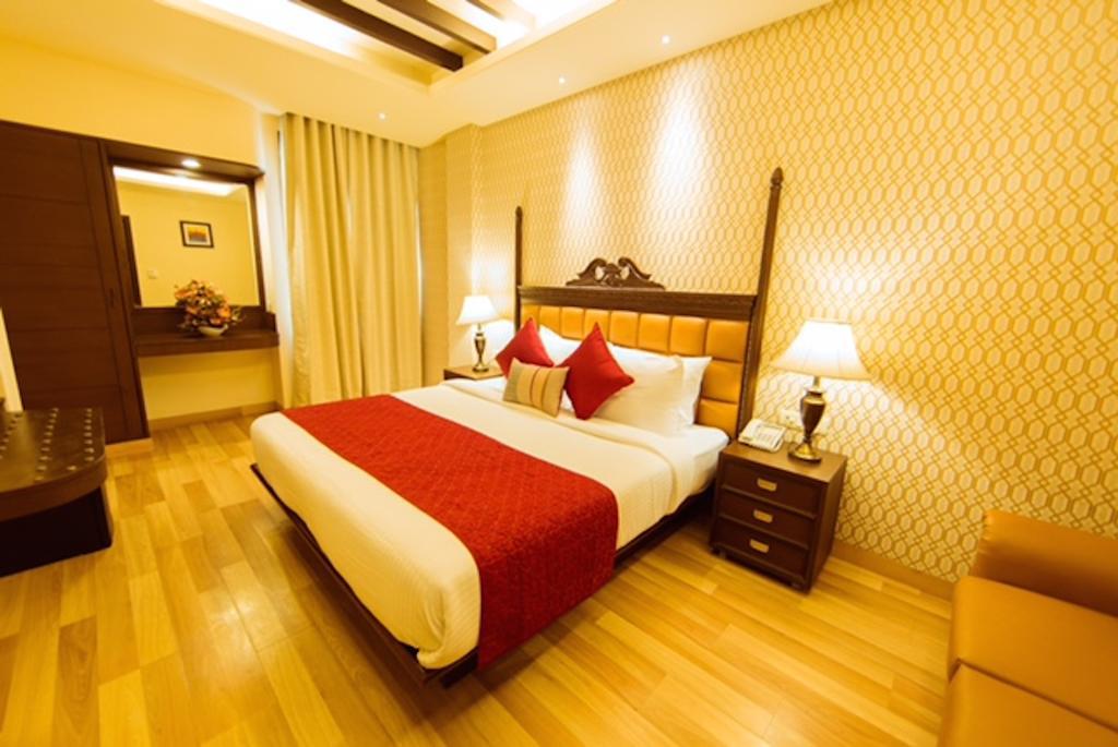 Clark International Hotel Delhi  Bagian luar foto