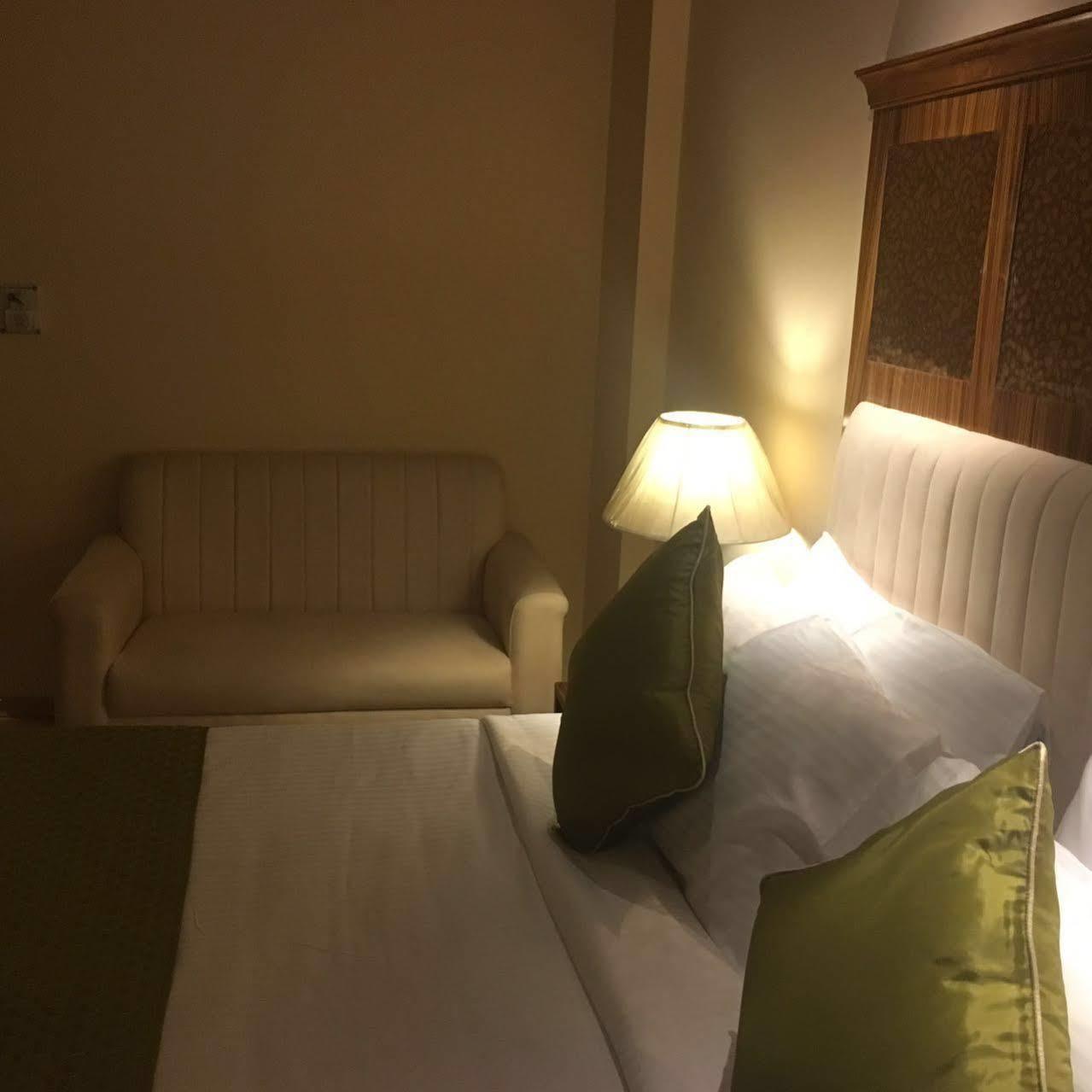 Clark International Hotel Delhi  Bagian luar foto