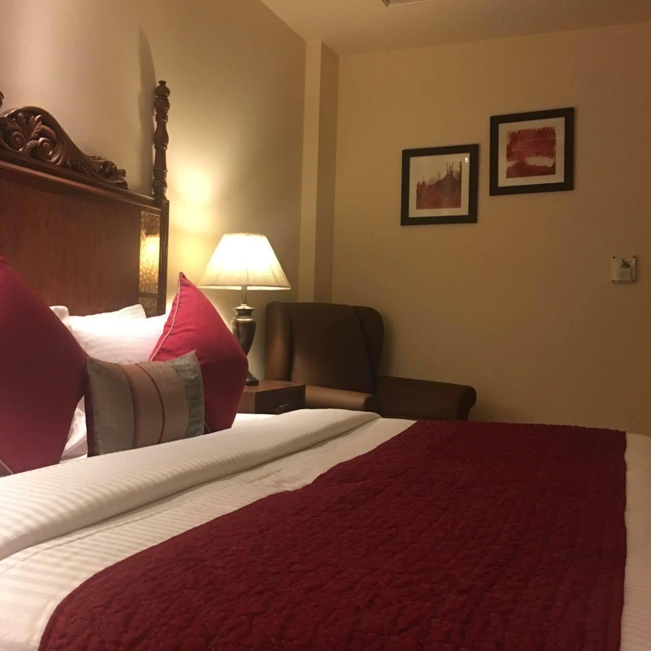 Clark International Hotel Delhi  Bagian luar foto