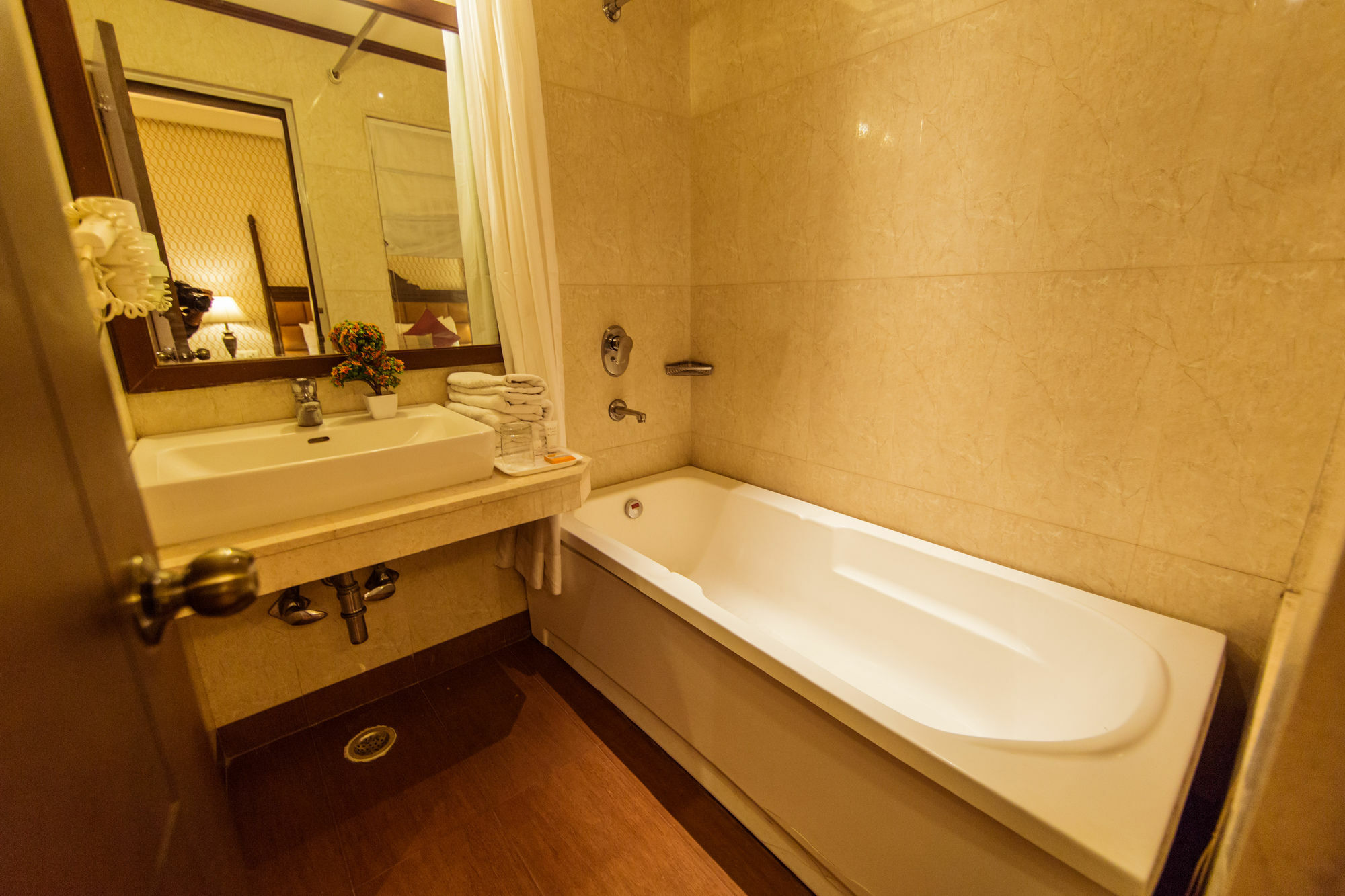 Clark International Hotel Delhi  Bagian luar foto